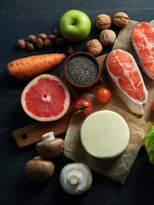What are the symptoms of B12 deficiency?